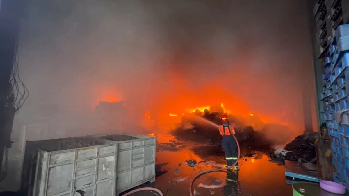 อัปเดต ไฟไหม้โรงงานรีไซเคิล ย่านบางพลี ชาวบ้านเริ่มได้รับผลกระทบ