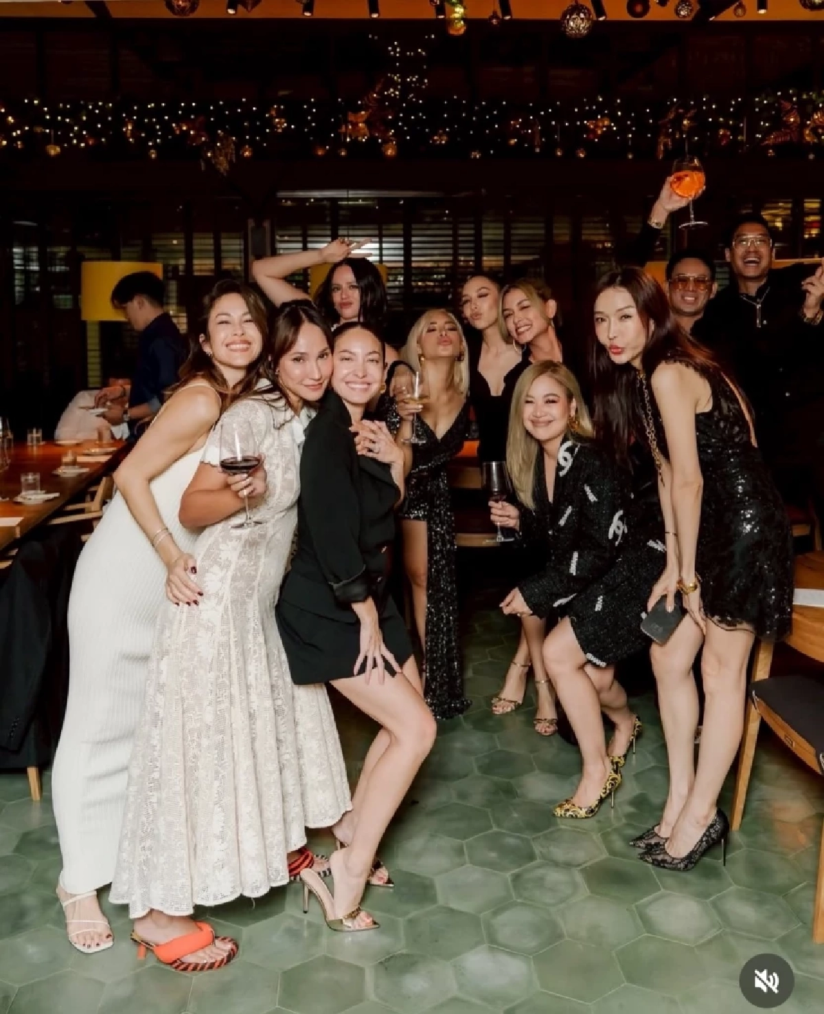 รู้จัก "ข้าวโพด" CEO สาวสวย เพื่อนสนิท "แก๊งนางฟ้า" ล่าสุดโพสต์เจ็บมาก