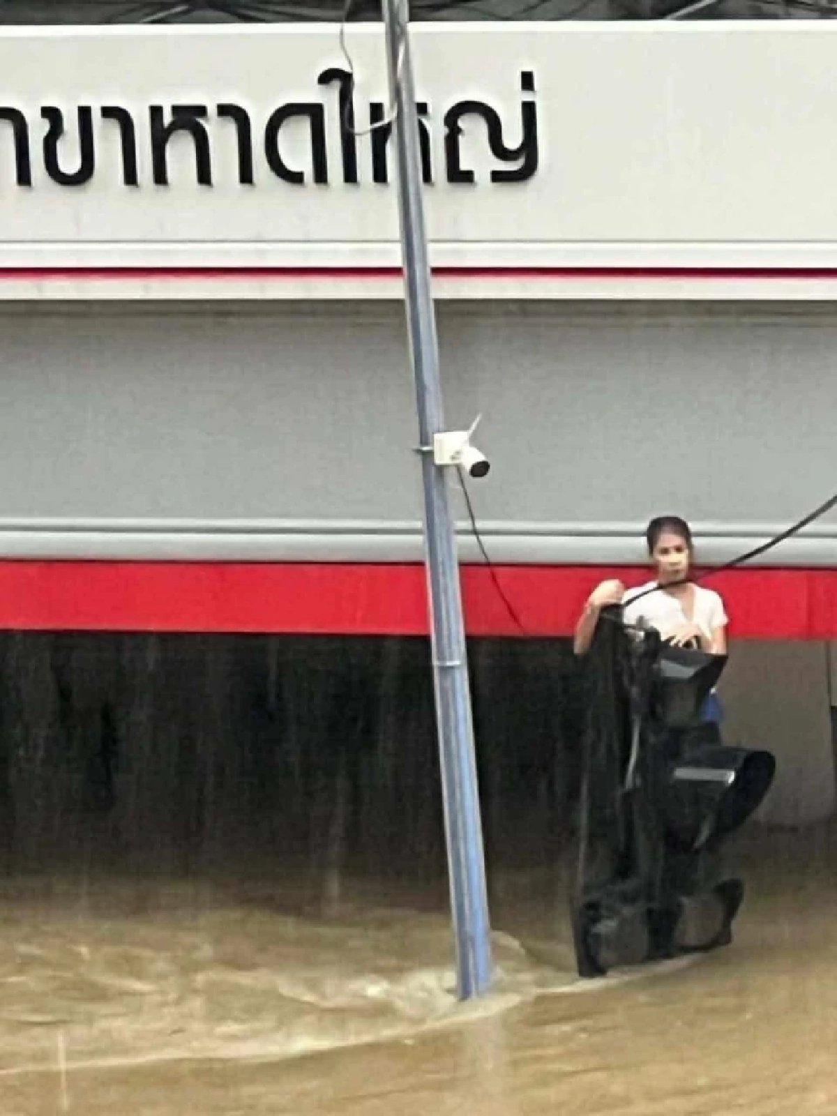 น้ำใจคนบันเทิงหลั่งไหลแห่ช่วย "น้ำท่วมใต้"  ทั้งลงพื้นที่เอง - บริจาคของจำเป็น