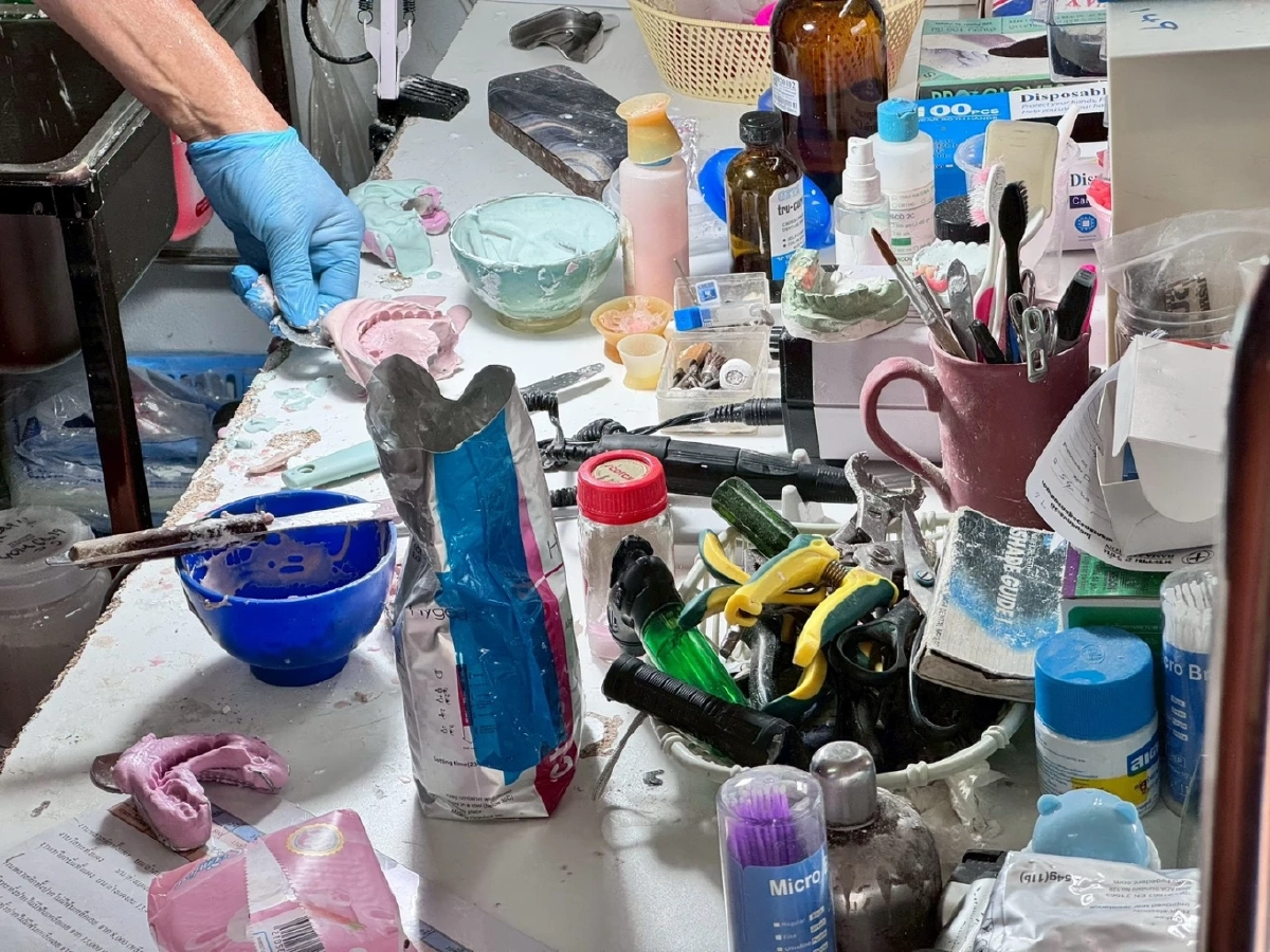 ปฏิบัติการล้างบางแก๊ง \"หมอฟันเถื่อน\" เค้นสอบสารภาพดูวิธีทำทางออนไลน์