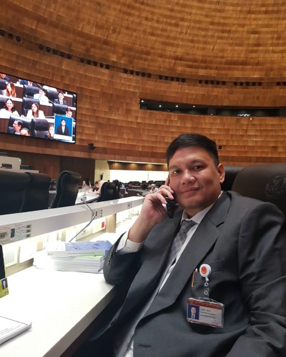 \"ไผ่ ลิกค์\" ยื่น กกต. ฟัน \"ยุบพรรคประชาชน\" ปมร้อนตั้งเด็ก ม.4 เป็นผู้ช่วย สส.