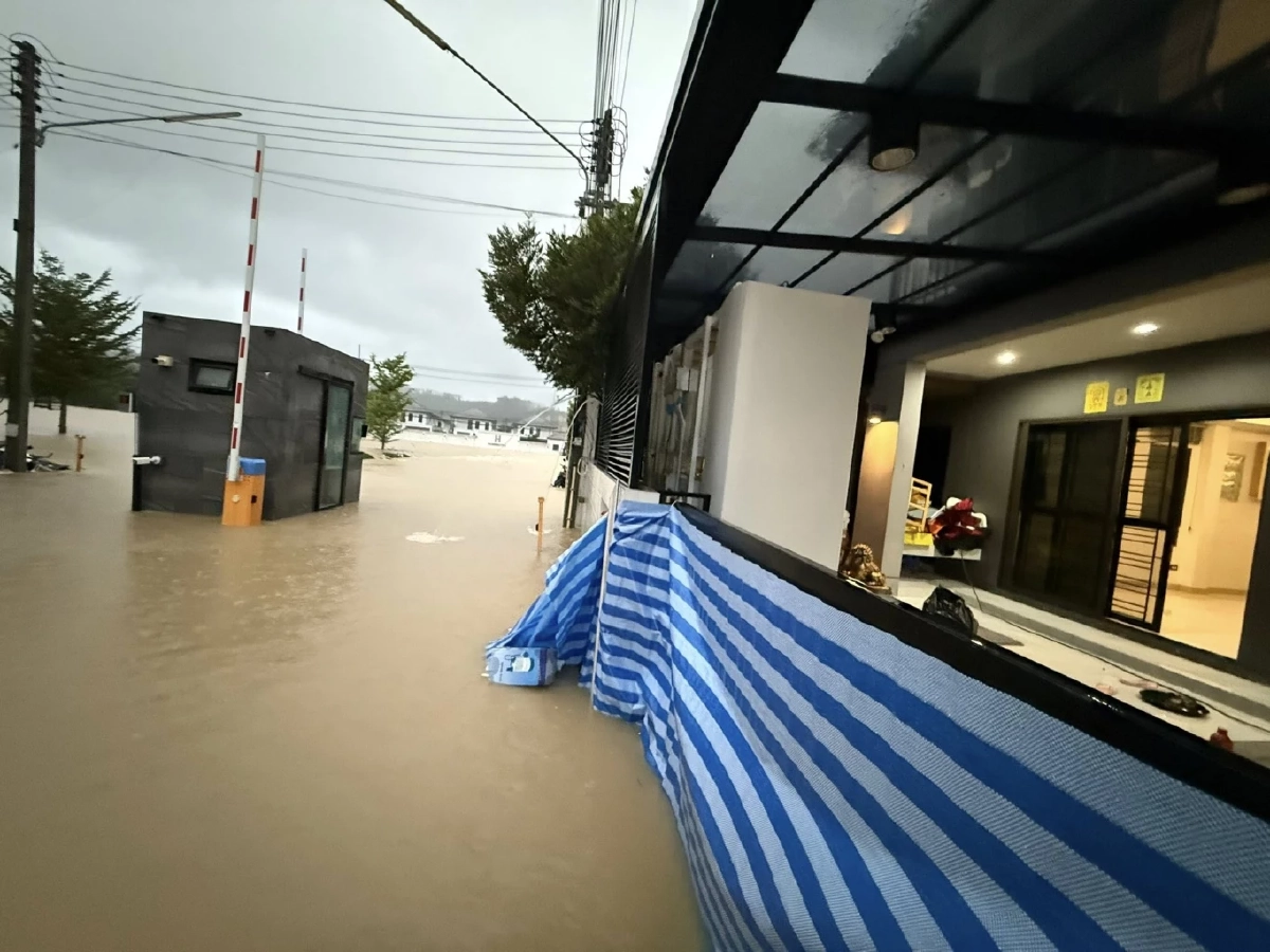 ส่อง \"บ้านหลังเดียวที่น้ำไม่ท่วมในหาดใหญ่\" ใช้เวลาเพียง 1 ชม. เจ้าของบ้าน ทำได้ยังไง?