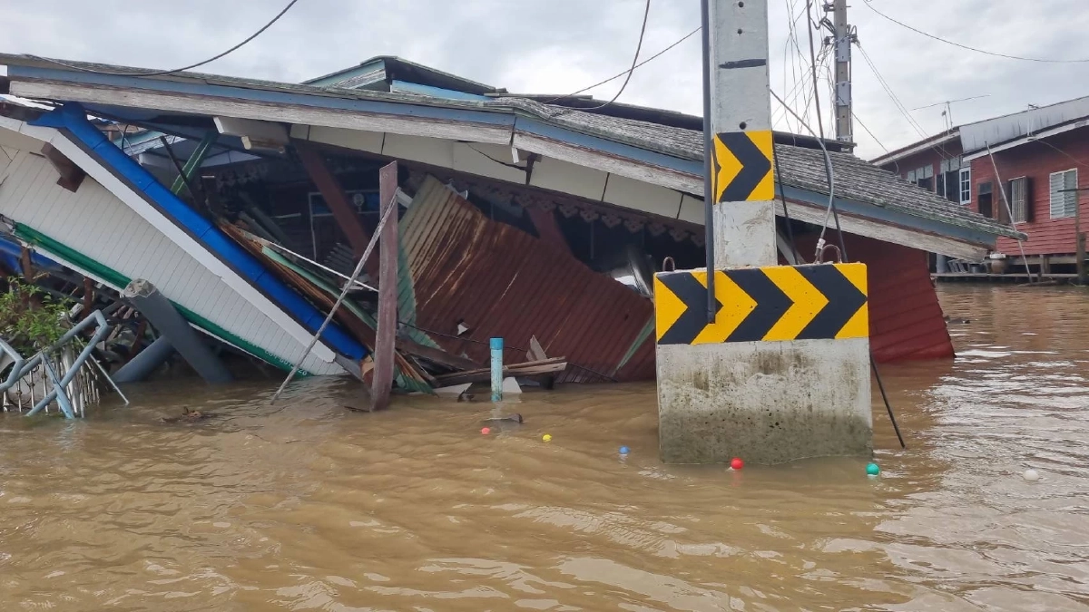 ระทึก! เรือขนส่งสินค้า พุ่งชนบ้าน ริมน้ำเจ้าพระยา พังถล่ม 3 หลัง
