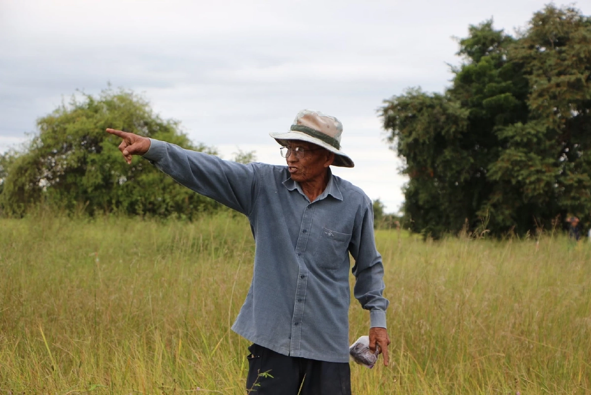 "คุณตาลุย" สะอื้น! ก้มกราบพระแม่ธรณี หลังได้คืนที่ดินบ้านหนองจาน