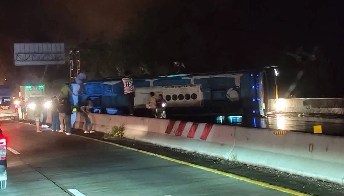 นาทีชีวิต! เปิดสาเหตุ \"รถทัวร์\" เสียหลักพุ่ง! ชนเสาไฟหัก 2 ต้น เจ็บนับสิบ