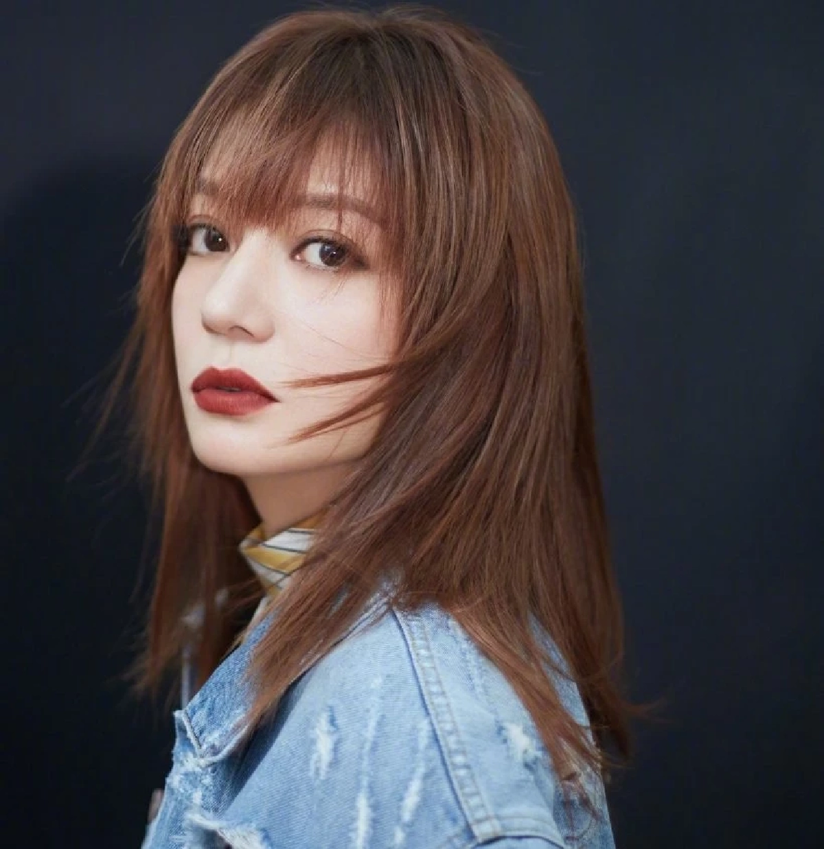 สื่อรายงาน \"นางเอกดัง จ.\" ซุกเงินฉ่ำ-เตรียมหนี หลังถูกแบนหนัก พี่ชายเตรียมฟ้อง?