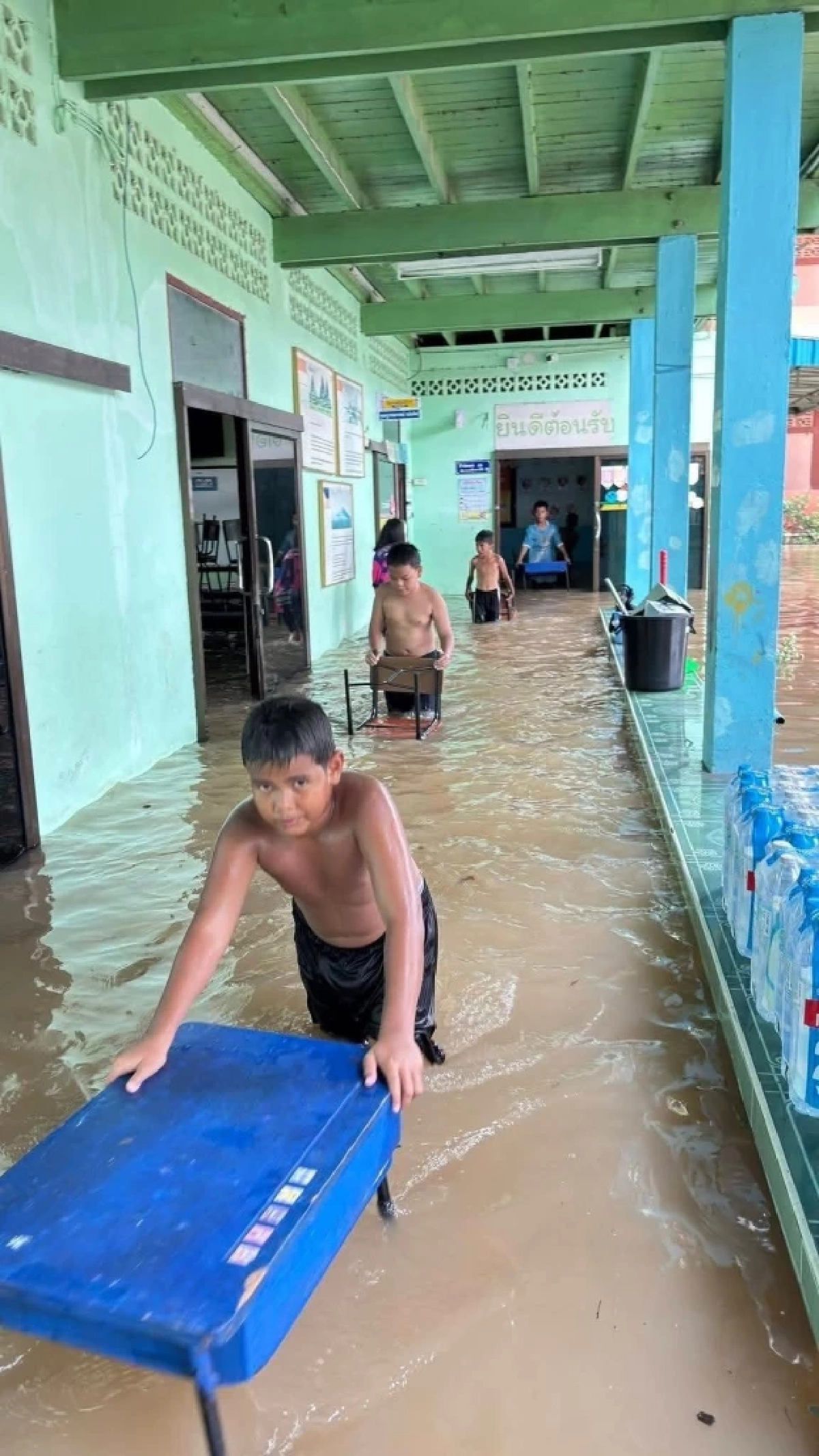 นร.เมืองนนท์ ยกโต๊ะหนีน้ำท่วม วอนผู้ใหญ่ใจดีช่วยบริจาคโต๊ะ-เก้าอี้