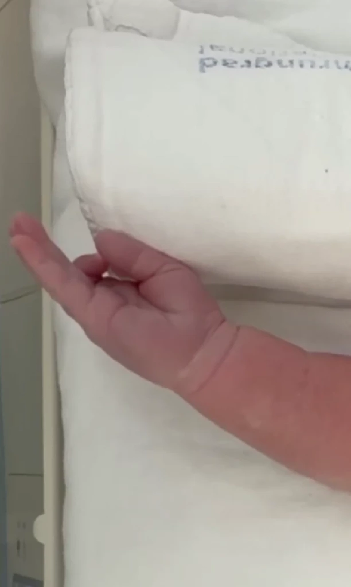 ลูกสาวคนแรก! "หมอสอง" เฝ้าข้างเตียงเมีย เรียกชื่อน้อง"freyana"