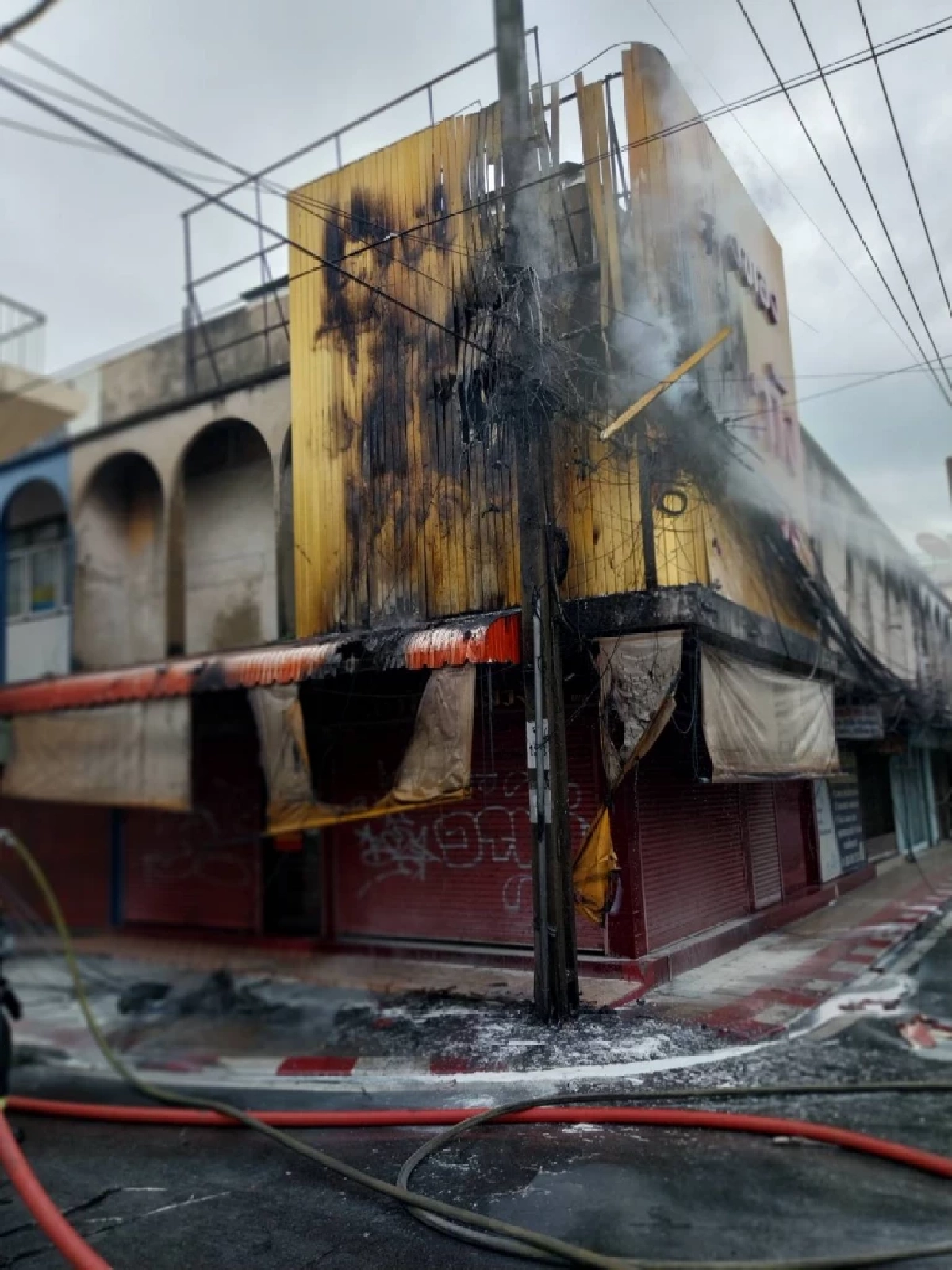 ระทึก! เพลิงไหม้สายไฟ-สายสื่อสาร สี่แยกวังหิน จนท.เข้าระงับเหตุ