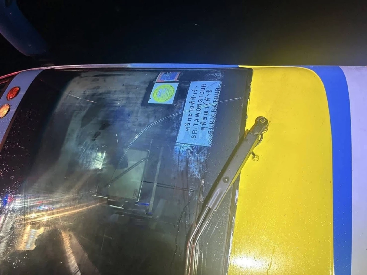 นาทีชีวิต! เปิดสาเหตุ \"รถทัวร์\" เสียหลักพุ่ง! ชนเสาไฟหัก 2 ต้น เจ็บนับสิบ