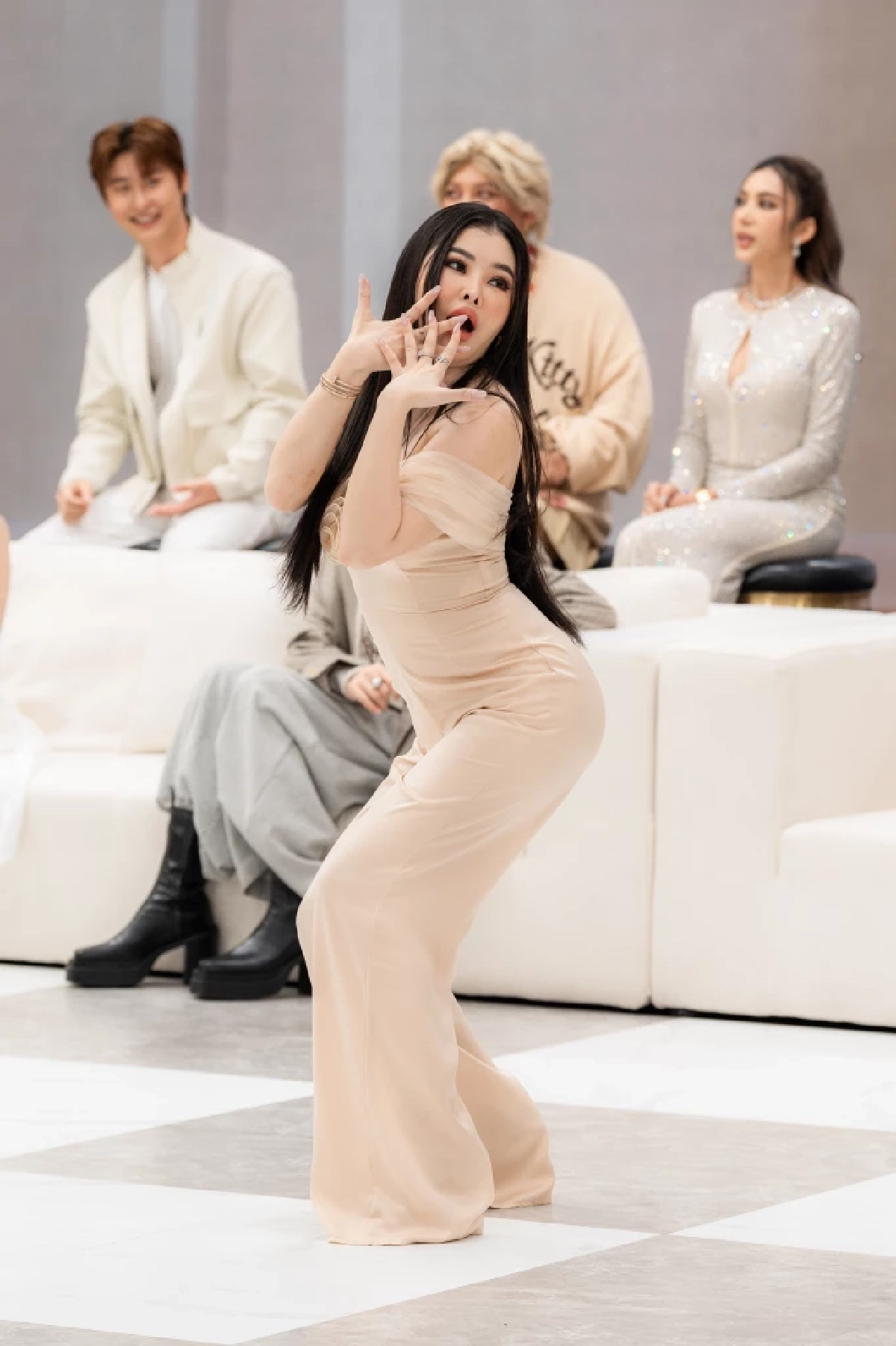 \"ลูกเกด เมทินี\" สุดทนฟาด \"ลิลลี่ เหงียน\" ลั่น! ถ้าไม่ฟังก็ Get Out 