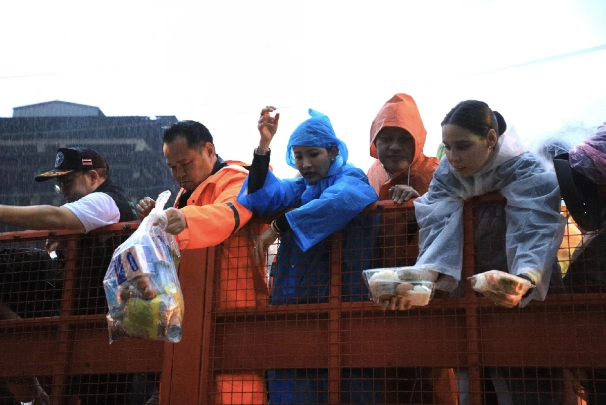 นายกฯ ลงหาดใหญ่อีกรอบ เยี่ยมผู้ประสบภัย เผย กลับไปแล้วนอนไม่หลับ