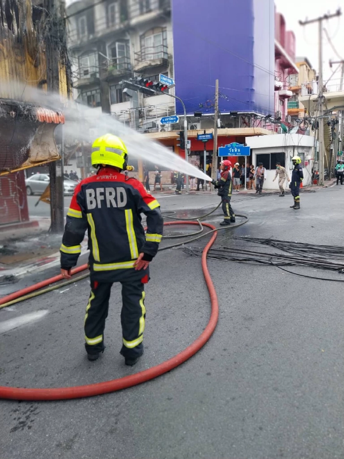 ระทึก! เพลิงไหม้สายไฟ-สายสื่อสาร สี่แยกวังหิน จนท.เข้าระงับเหตุ