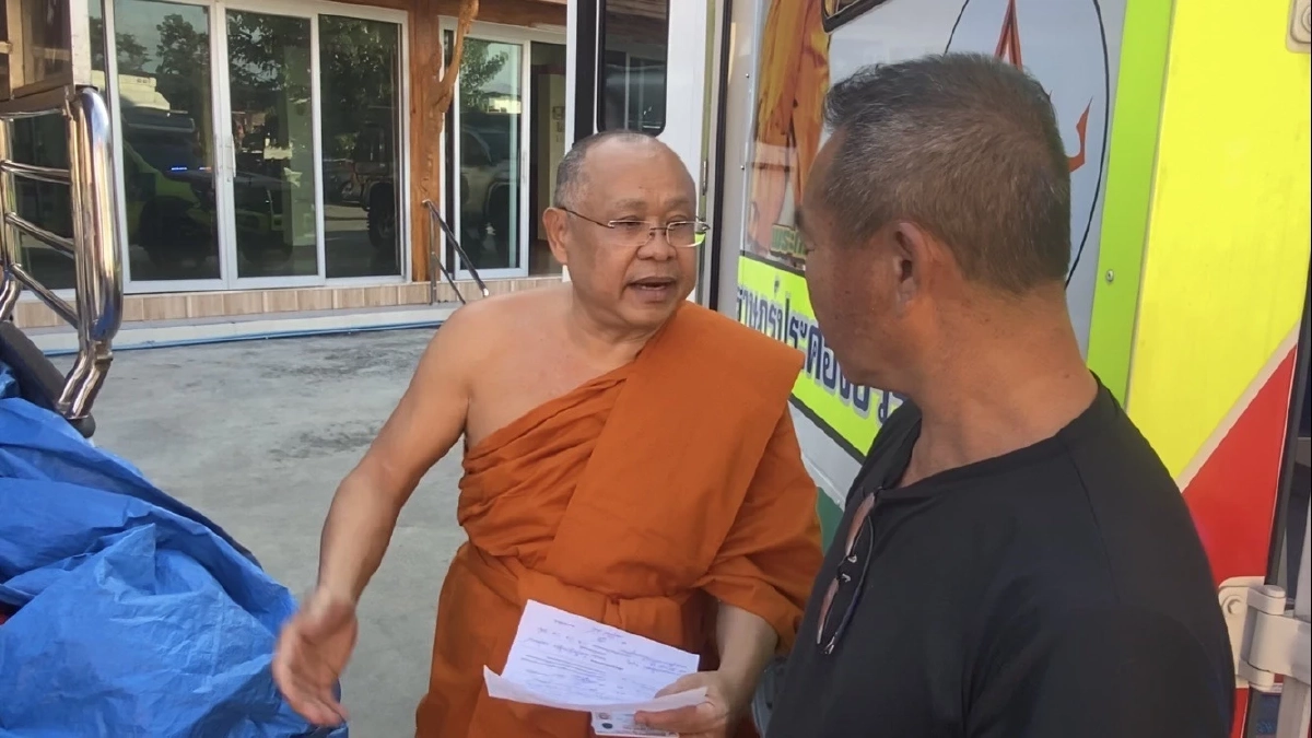 ช็อกทั้งวัด! ยาย 65 ปี ตายแล้วฟื้น เคาะโลงเรียก จนท.เร่งนำส่ง รพ.