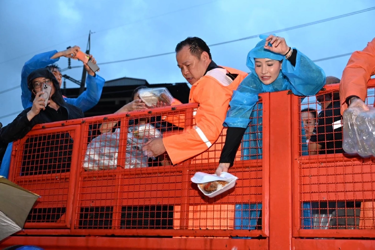 สุดทน! "บุ๋ม ปนัดดา" โวย นายกฯ ลงพื้นที่ผัดข้าวอย่างเดียว