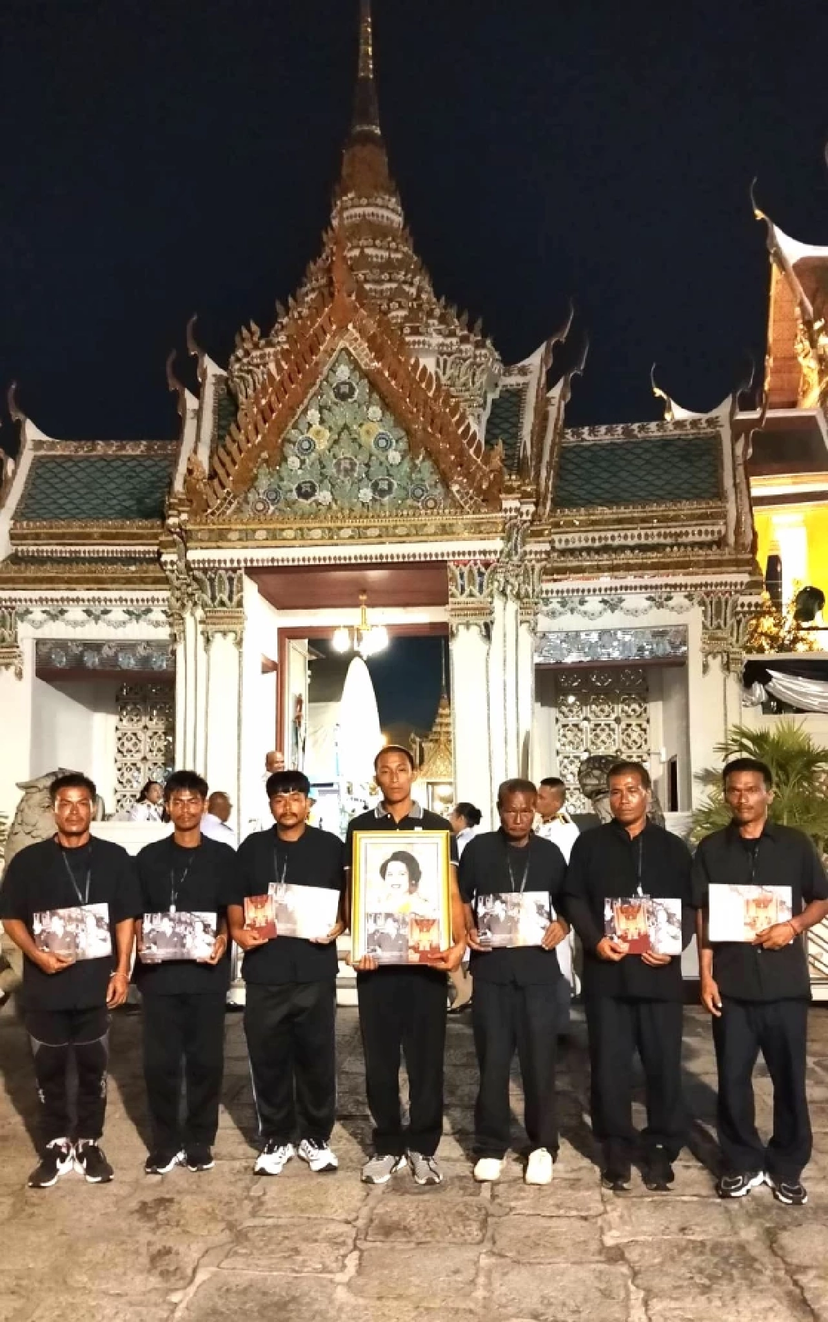 ถึงแล้ว! 7 ชีวิตชาวไชยา เดินเท้า 600 กม. 19 วัน! เพื่อเข้ากราบถวายบังคมพระบรมศพ