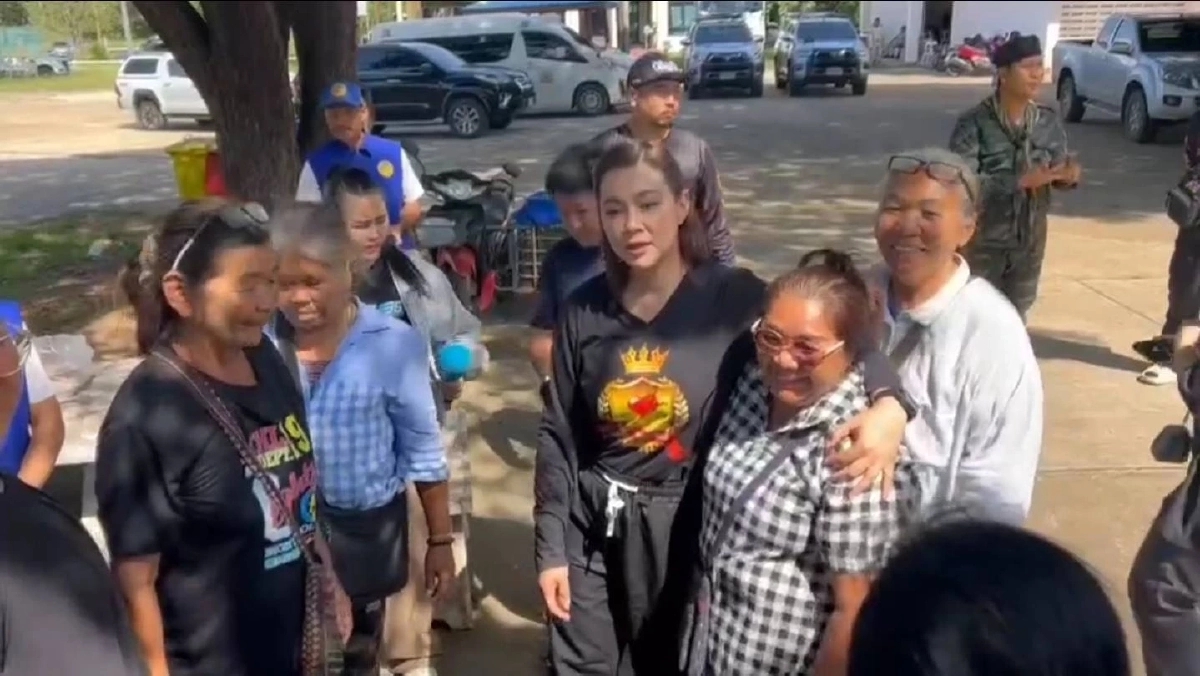 “บุ๋ม ปนัดดา” ลงพื้นที่สระแก้ว ให้กำลังใจชาวบ้านหนองหญ้าแก้ว