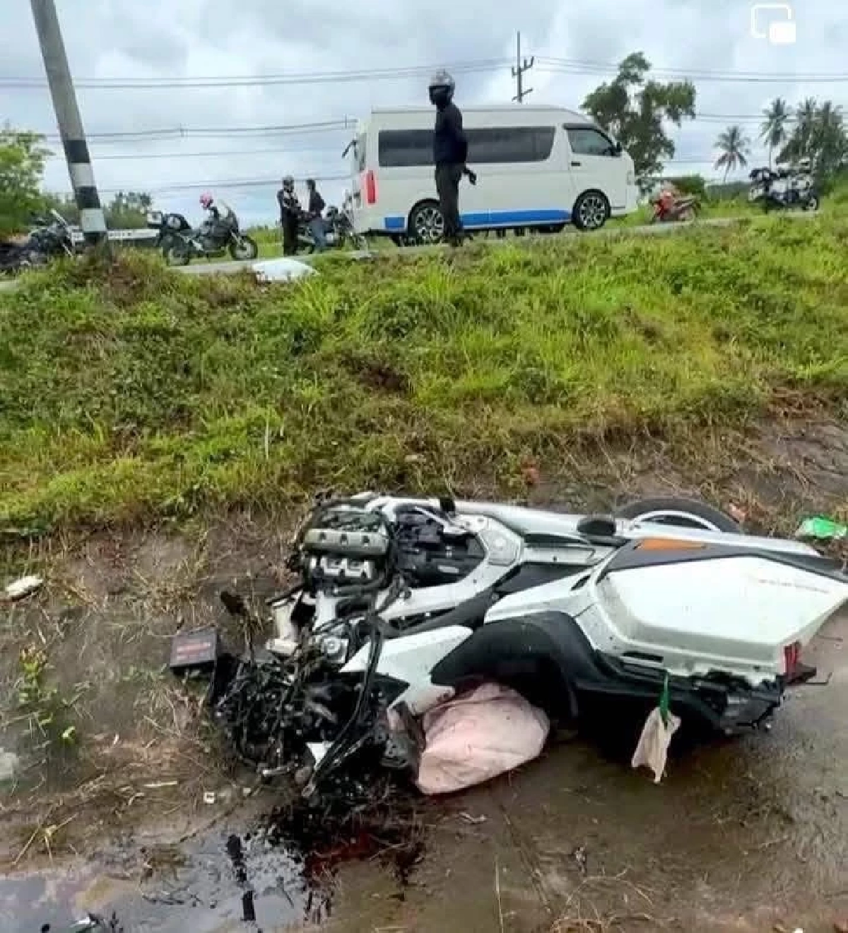 \"พิมรี่พาย\" เผยนาทีบีบหัวใจ \"คุณพ่อ\" ซิ่งบิ๊กไบค์ชนกระบะ! รถขาด 2 ท่อน