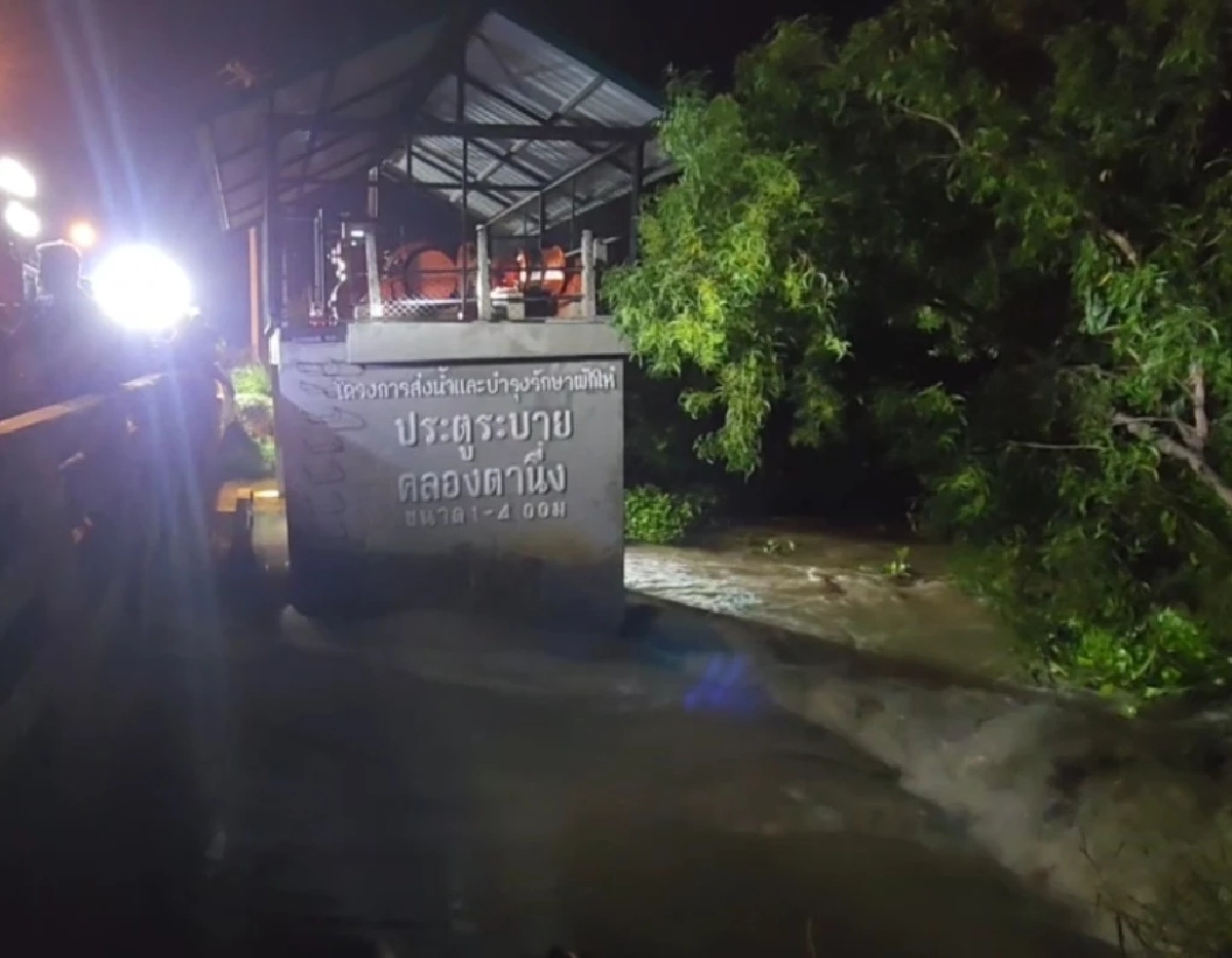 กลางดึกน้ำมหาศาลจากแม่น้ำน้อย ไหลทะลักท่วมทุ่งบางบาล – ผักไห่