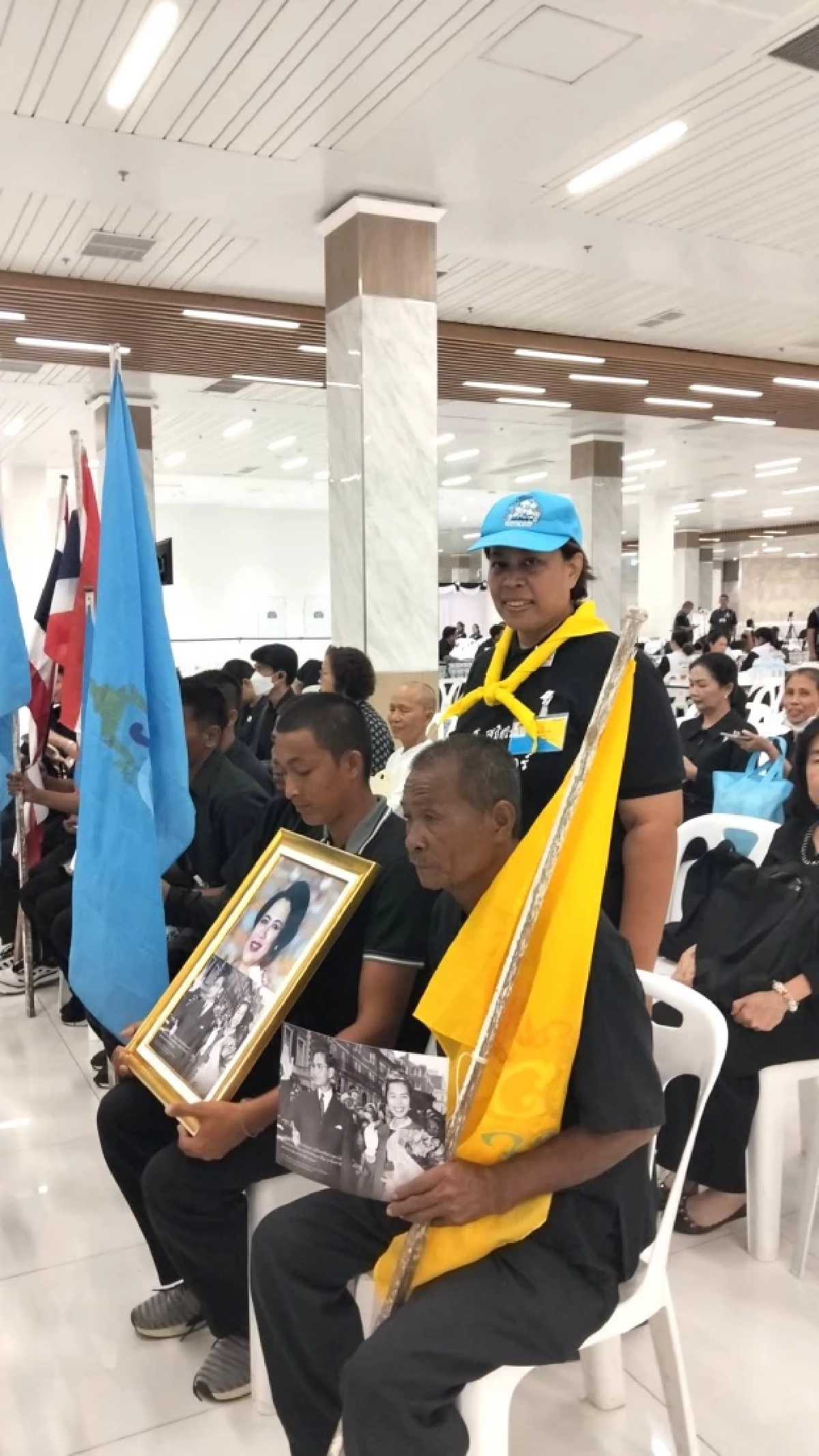 ถึงแล้ว! 7 ชีวิตชาวไชยา เดินเท้า 600 กม. 19 วัน! เพื่อเข้ากราบถวายบังคมพระบรมศพ