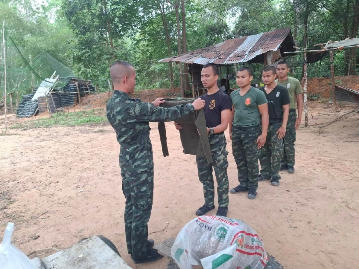 กรมสมเด็จพระเทพฯ พระราชทาน \"เสื้อกันหนาว-รองเท้าผ้าใบ\" ให้แก่ทหารชายแดนไทย