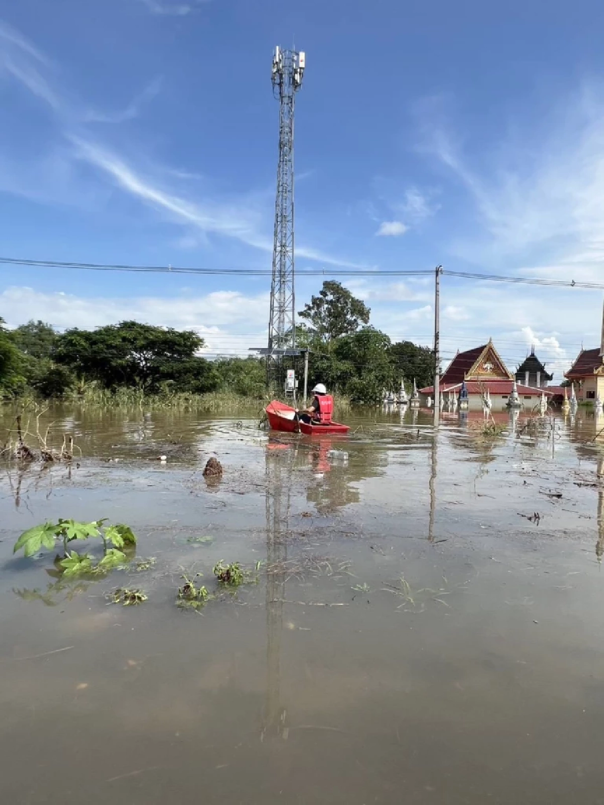 ทรู คอร์ปอเรชั่น ลุยน้ำท่วมดูแลสถานีฐานสิงห์บุรี หลังพนังกั้นน้ำพัง รับมือน้ำทะลัก หนุนสัญญาณ 5G, 4G คงคุณภาพต่อเนื่องร่วมบรรเทาความเดือดร้อนเพื่อประชาชน