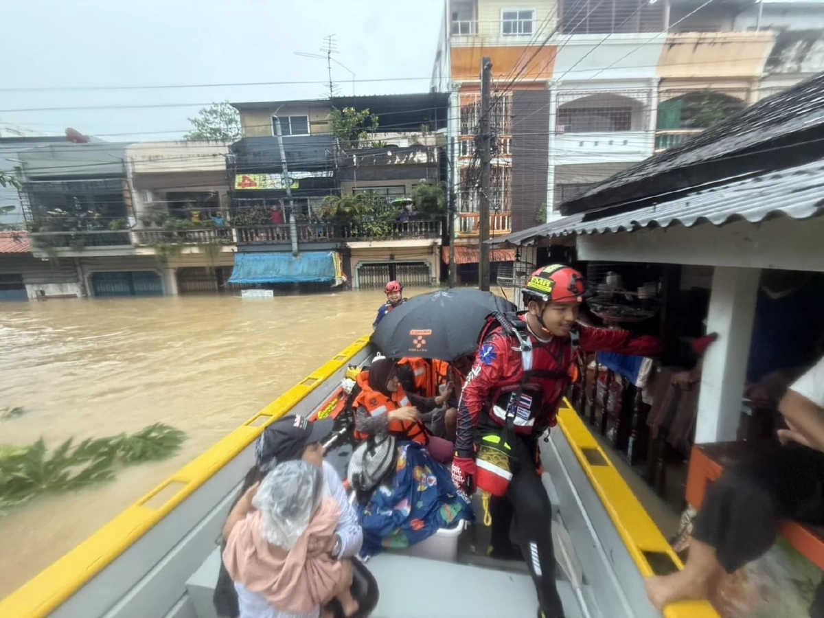 น้ำใจคนบันเทิงหลั่งไหลแห่ช่วย "น้ำท่วมใต้"  ทั้งลงพื้นที่เอง - บริจาคของจำเป็น