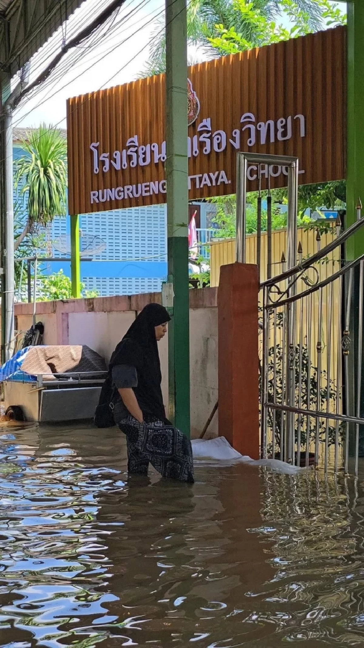 นร.เมืองนนท์ ยกโต๊ะหนีน้ำท่วม วอนผู้ใหญ่ใจดีช่วยบริจาคโต๊ะ-เก้าอี้