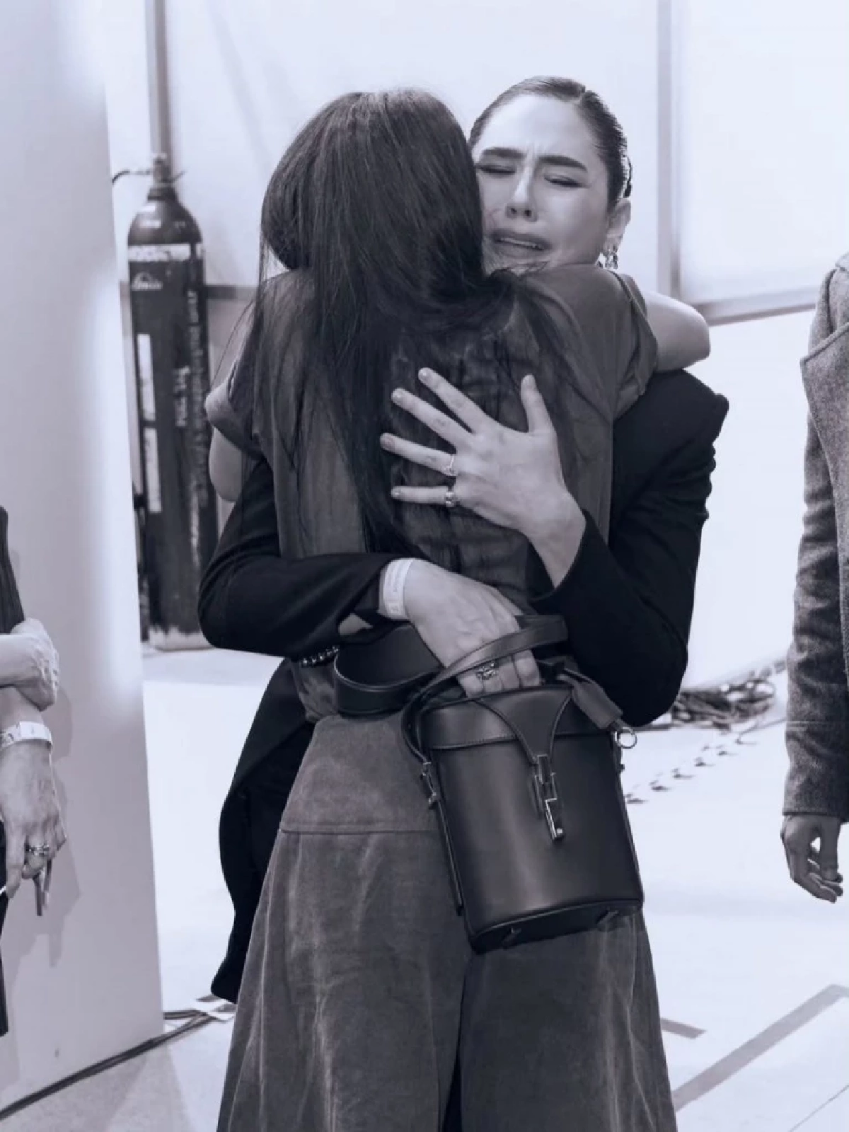 \"ชมพู่ อารยา\" เปิดใจเล่าโมเมนต์กอดถวายกำลังพระทัย “เจ้าฟ้าสิริวัณณวรีฯ”