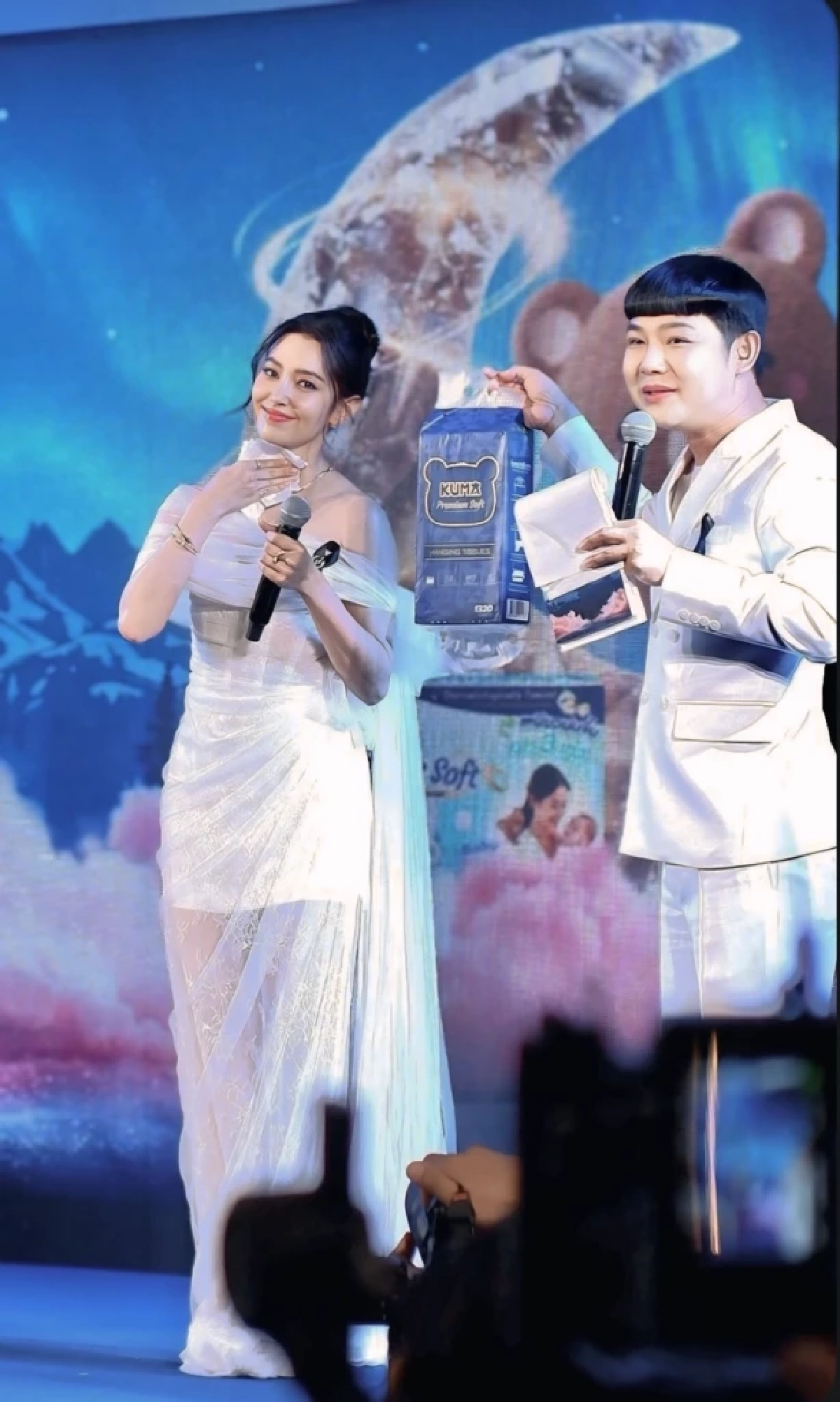 ชัดเจน "เบลล่า ราณี" แจงปมดราม่า คนกางร่มให้-ต้องไหว้เกิดอะไรขึ้น