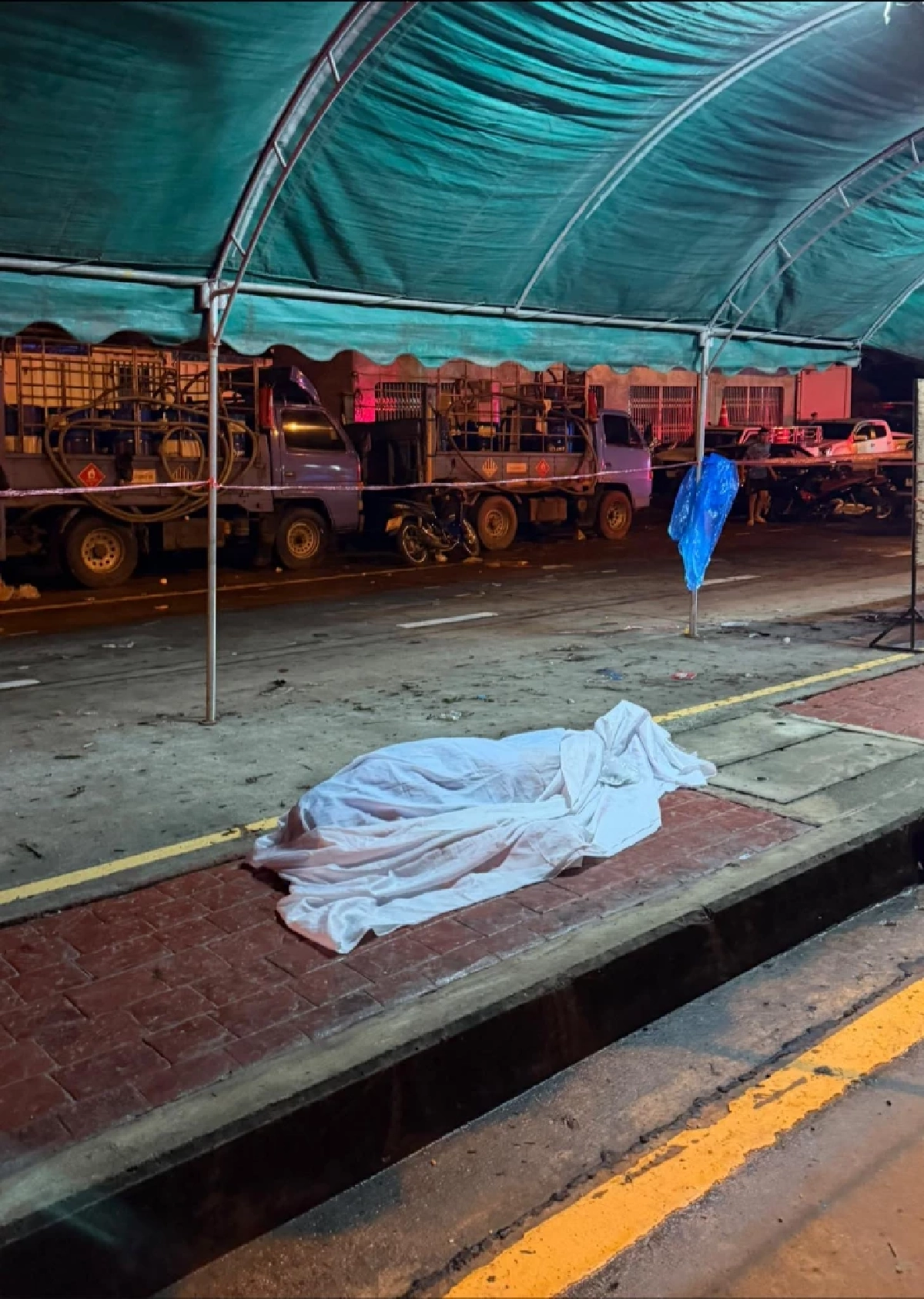 สะเทือนใจ \"หาดใหญ่\" เหมือน \"วันสิ้นโลก\" คนแย่งอาหาร - ศพวางริมถนน - คนร้องโหยหวนทั้งคืน