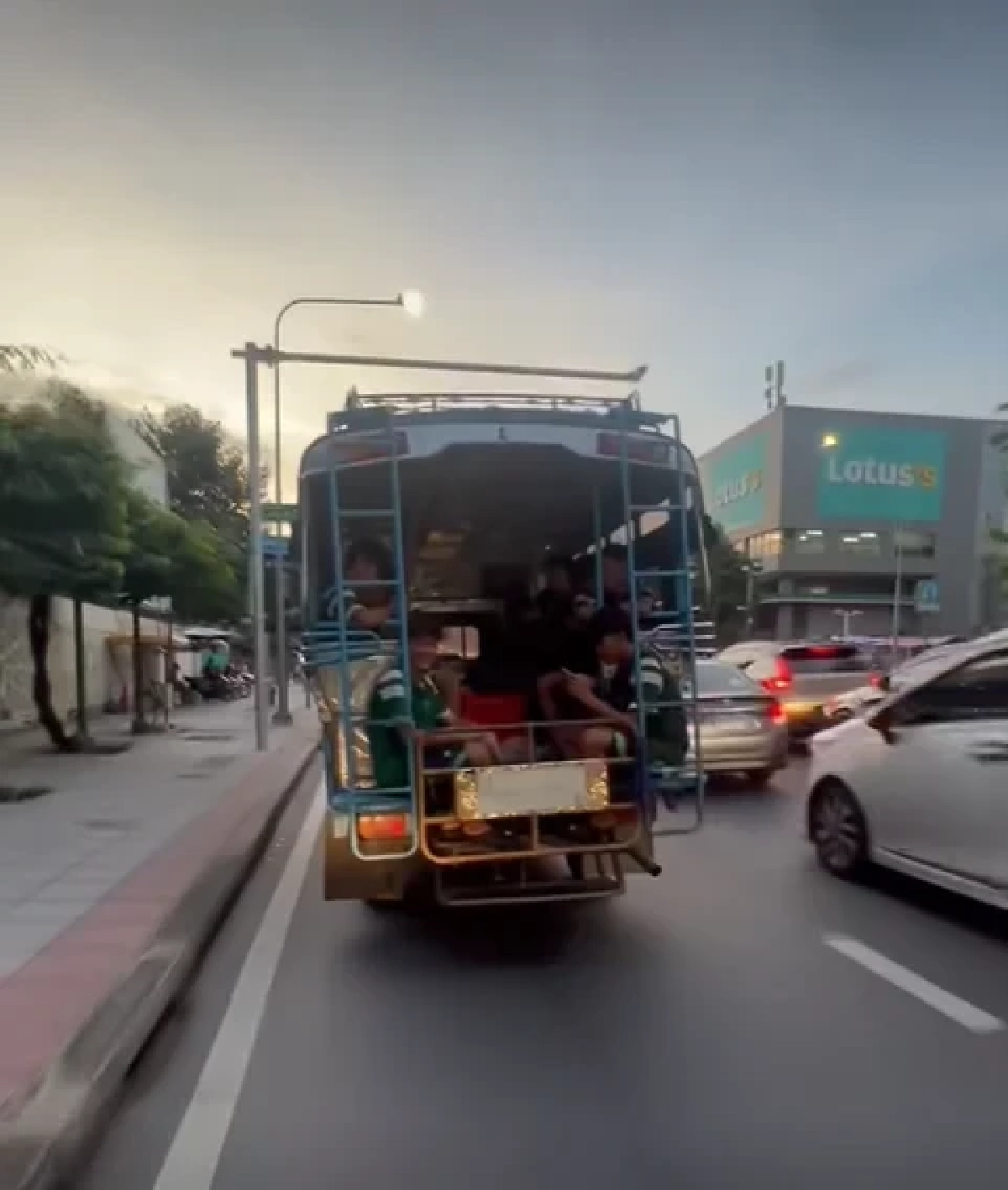 เปิดเหตุผล หมอนทองวิทยา ยังใช้ "รถขนฝัน" เดินทางเข้าสนามศุภฯ วันนี้