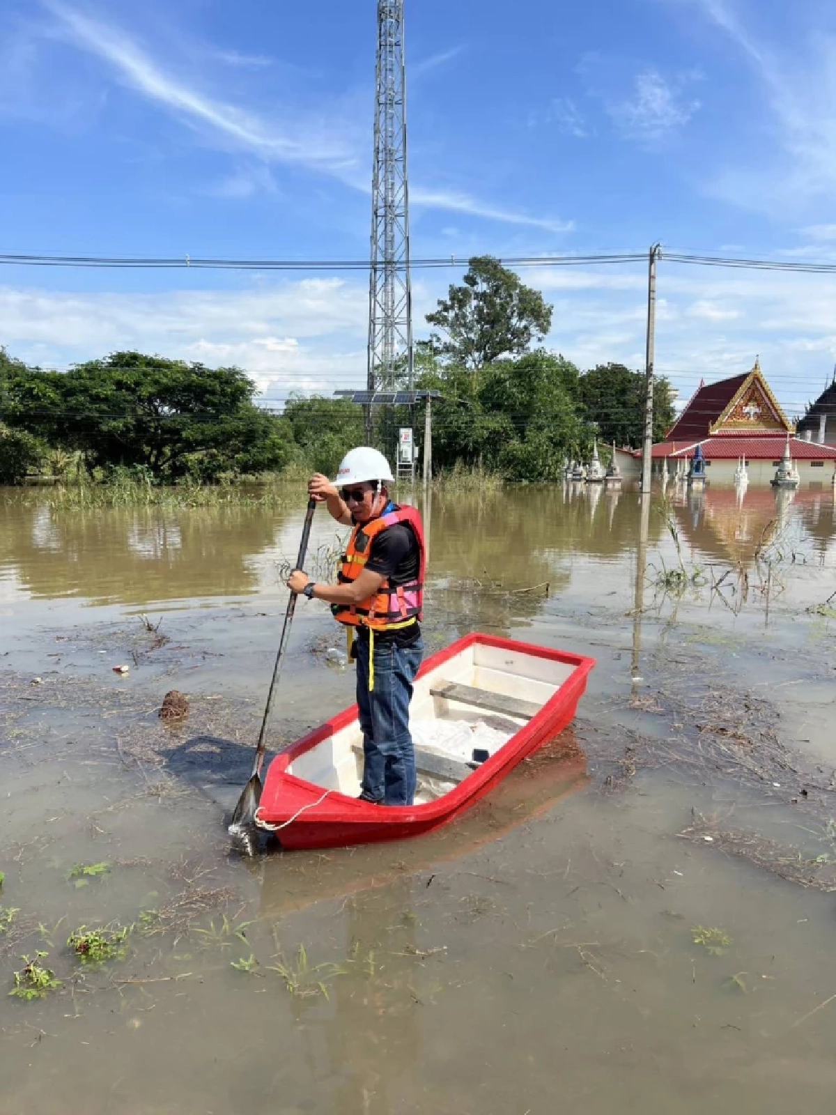 ทรู คอร์ปอเรชั่น ลุยน้ำท่วมดูแลสถานีฐานสิงห์บุรี หลังพนังกั้นน้ำพัง รับมือน้ำทะลัก หนุนสัญญาณ 5G, 4G คงคุณภาพต่อเนื่องร่วมบรรเทาความเดือดร้อนเพื่อประชาชน