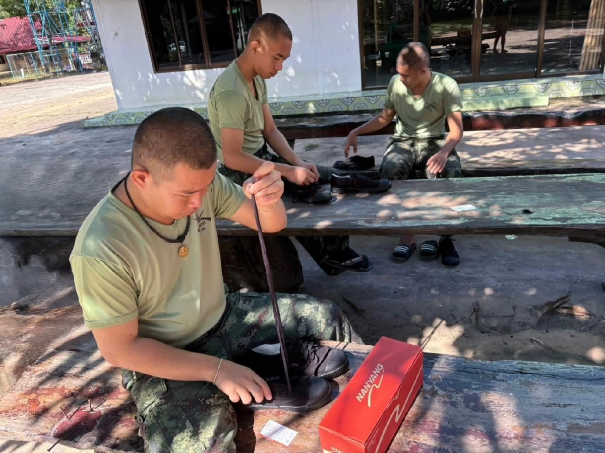 กรมสมเด็จพระเทพฯ พระราชทาน \"เสื้อกันหนาว-รองเท้าผ้าใบ\" ให้แก่ทหารชายแดนไทย