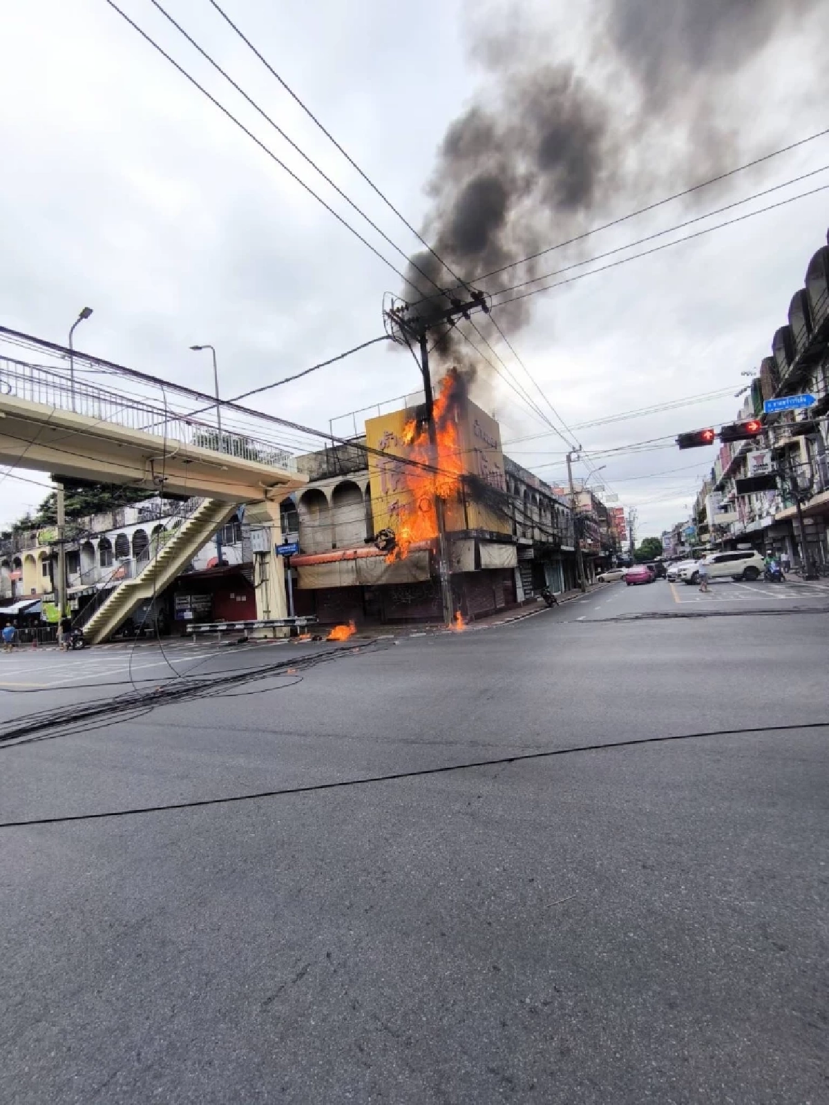 ระทึก! เพลิงไหม้สายไฟ-สายสื่อสาร สี่แยกวังหิน จนท.เข้าระงับเหตุ