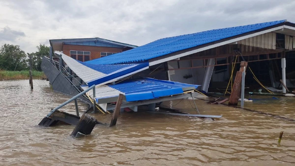 ระทึก! เรือขนส่งสินค้า พุ่งชนบ้าน ริมน้ำเจ้าพระยา พังถล่ม 3 หลัง