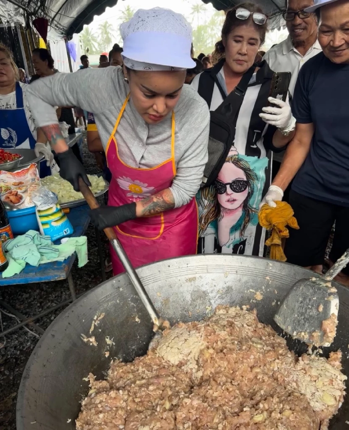 "มดดำ" ทุ่มซื้อเรือช่วยน้ำท่วมใต้! เปิดเบื้องหลัง "ทีมงานพิมรี่พาย" ระดมสิ่งของช่วยผู้ประสบภัย