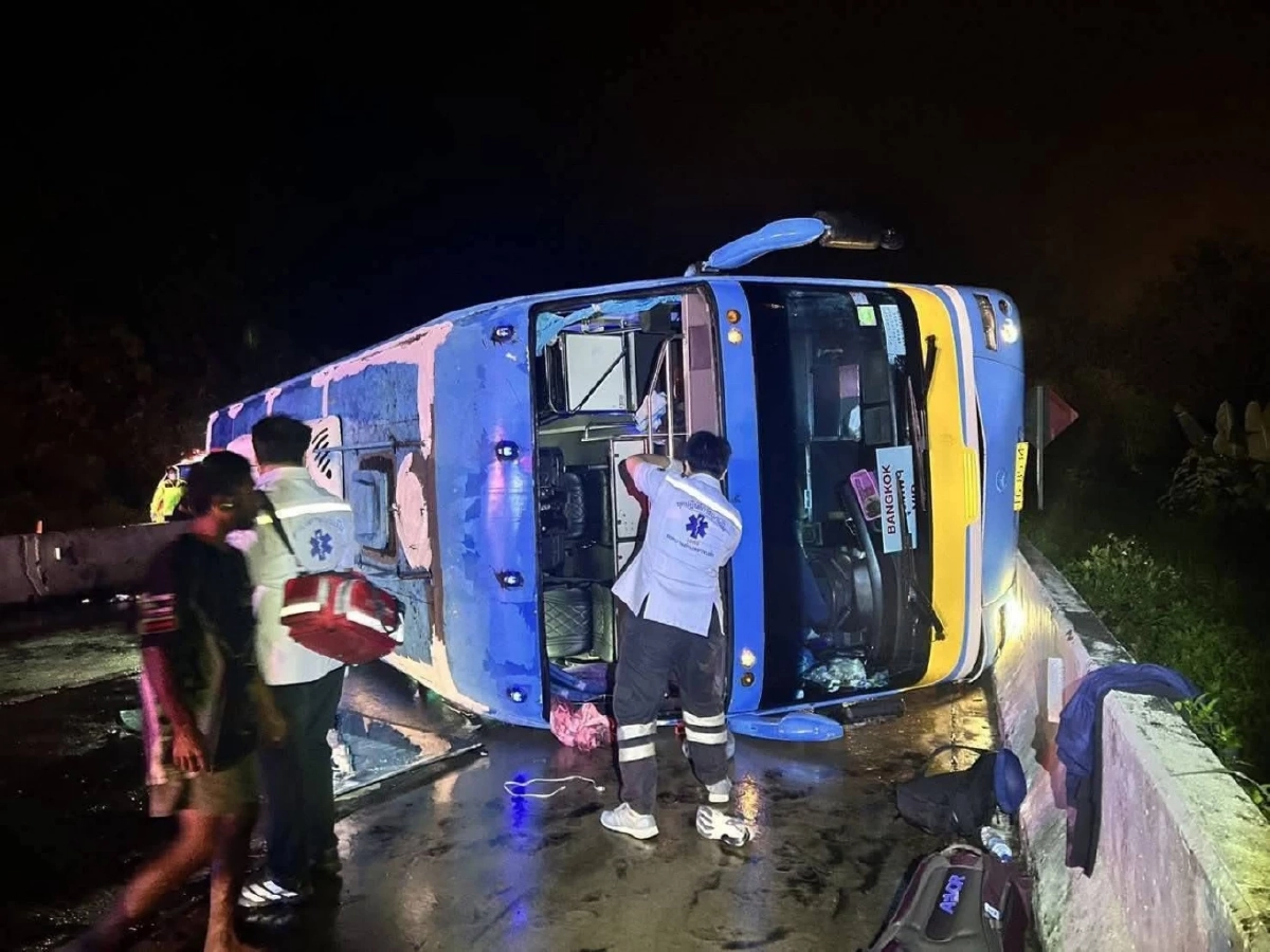 นาทีชีวิต! เปิดสาเหตุ \"รถทัวร์\" เสียหลักพุ่ง! ชนเสาไฟหัก 2 ต้น เจ็บนับสิบ