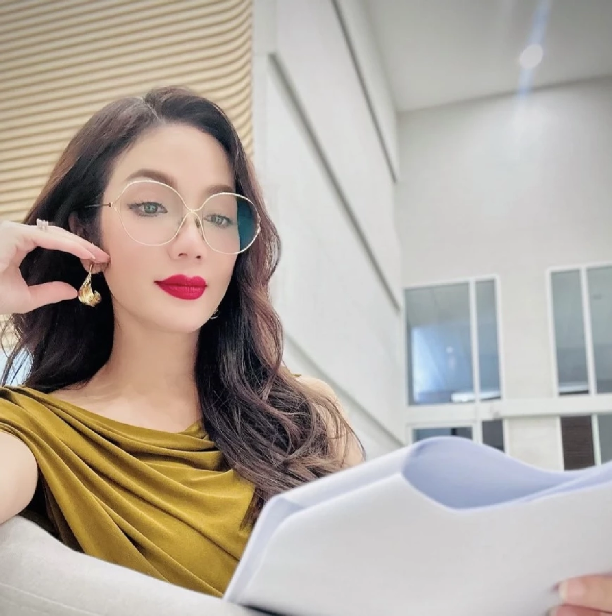 "อ๋อม สกาวใจ" ซัด! นายก "วางตะหลิว-หยุดแชะภาพนั่งรถ 6 ล้อ"