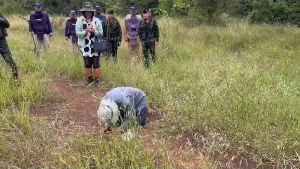 "คุณตาลุย" สะอื้น! ก้มกราบพระแม่ธรณี หลังได้คืนที่ดินบ้านหนองจาน
