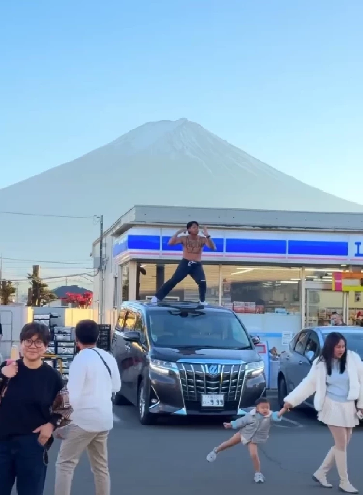 "แจ็กแปปโฮ" ปีนรถหน้าฟูจิ - เอาหัวลูกออกนอกรถ กฎหมายญี่ปุ่น เอาผิดได้ไหม?