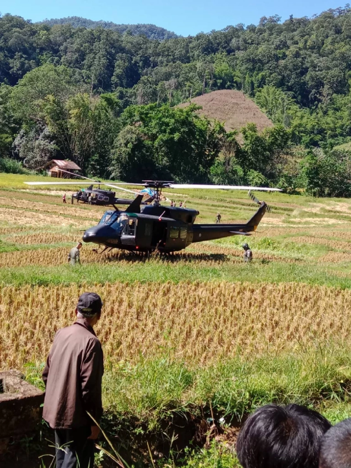 ระทึก! เฮลิคอปเตอร์ ทหาร ขัดข้อง นักบินตัดสินใจ ลงจอดฉุกเฉิน กลางทุ่งนา