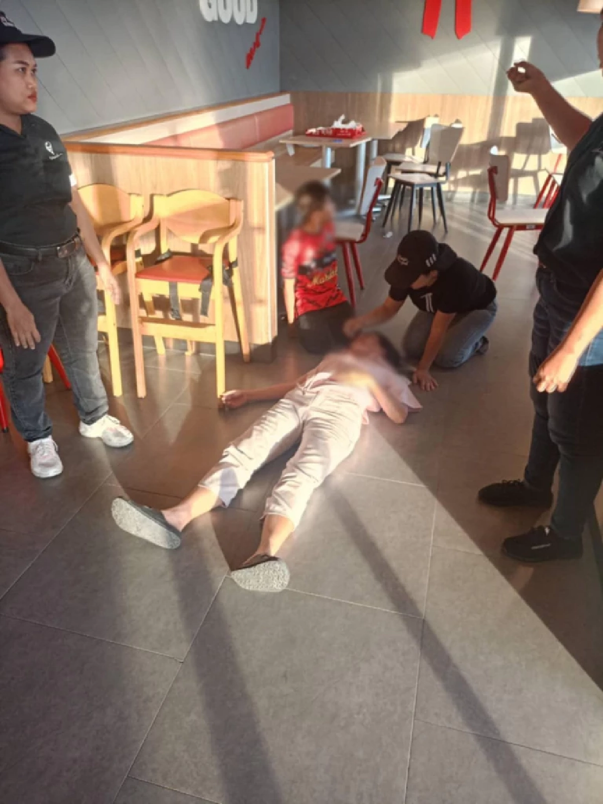 สามีทำร้ายภรรยาและลูกเลี้ยงอีก 2 คน กลางร้านไก่ทอดชื่อดัง