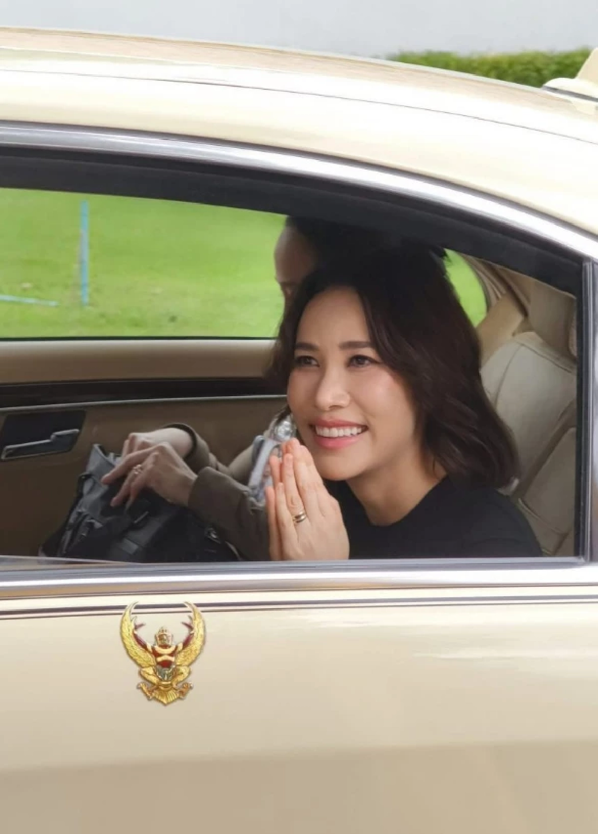 \"เจ้าคุณพระสินีนาถ\" สักการะธาตุแช่แห้ง พบเจอ ปชช. ด้วยความกันเอง