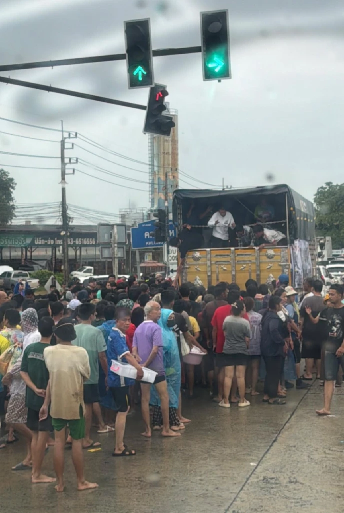 สะเทือนใจ \"หาดใหญ่\" เหมือน \"วันสิ้นโลก\" คนแย่งอาหาร - ศพวางริมถนน - คนร้องโหยหวนทั้งคืน