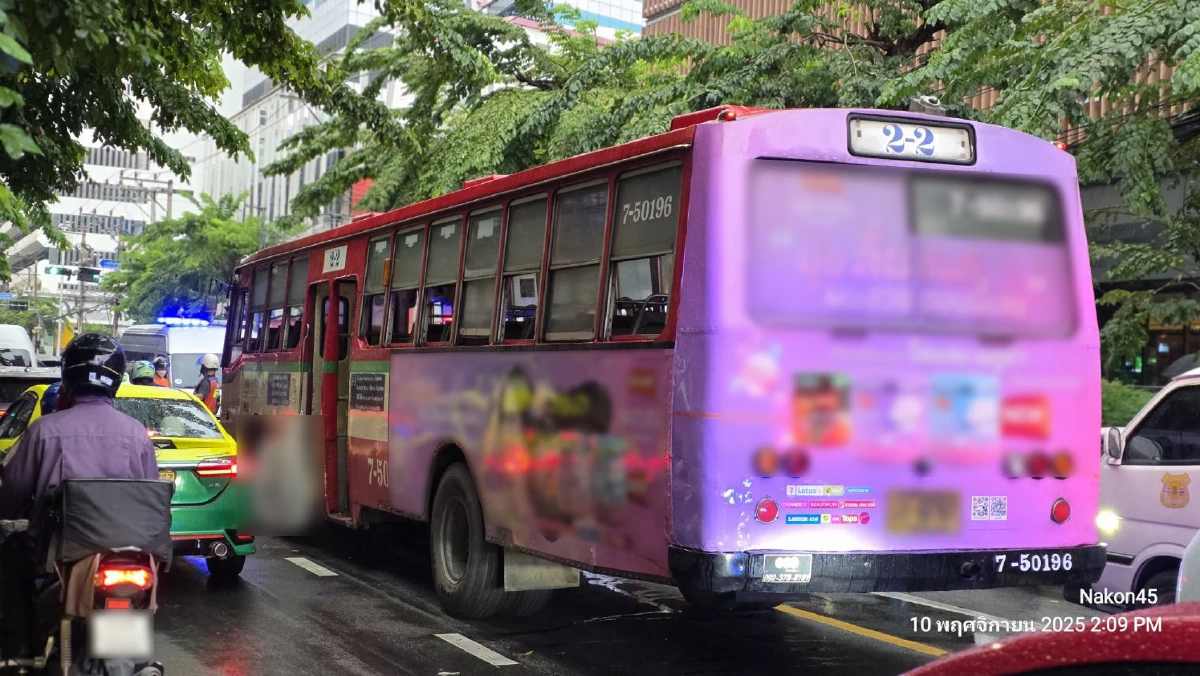 ด่วน! "รถเมล์" พุ่งชน "คนข้ามถนน" เสียชีวิตคาที่ กลางถนนสุรวงศ์