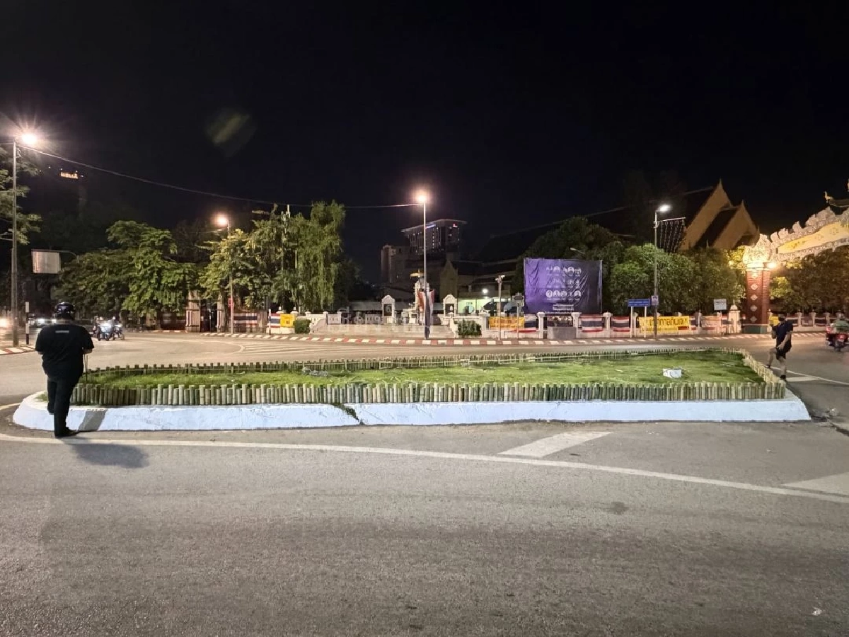 ปิดจบดราม่า! ดอกไม้ที่ถูกพ่นสเปรย์สีดำ เปลี่ยนเป็นสีขาว