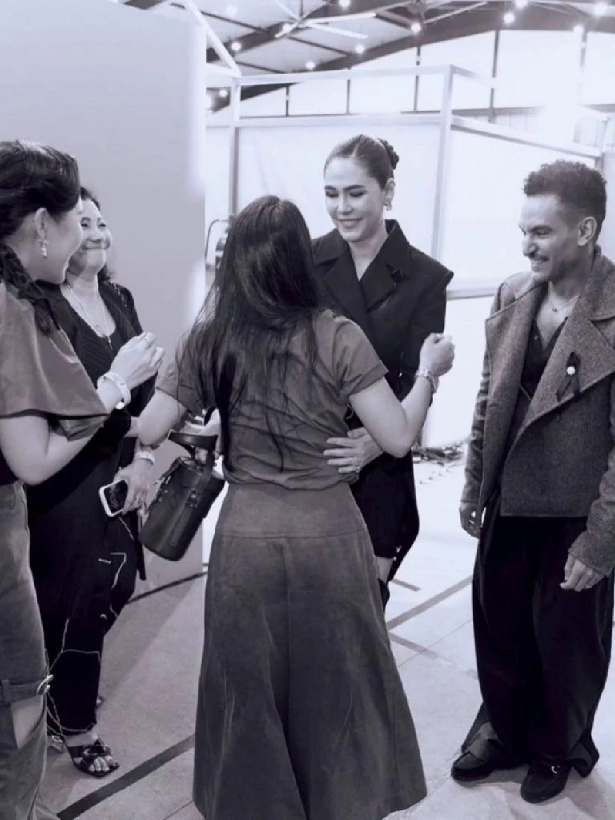 \"ชมพู่ อารยา\" เปิดใจเล่าโมเมนต์กอดถวายกำลังพระทัย “เจ้าฟ้าสิริวัณณวรีฯ”