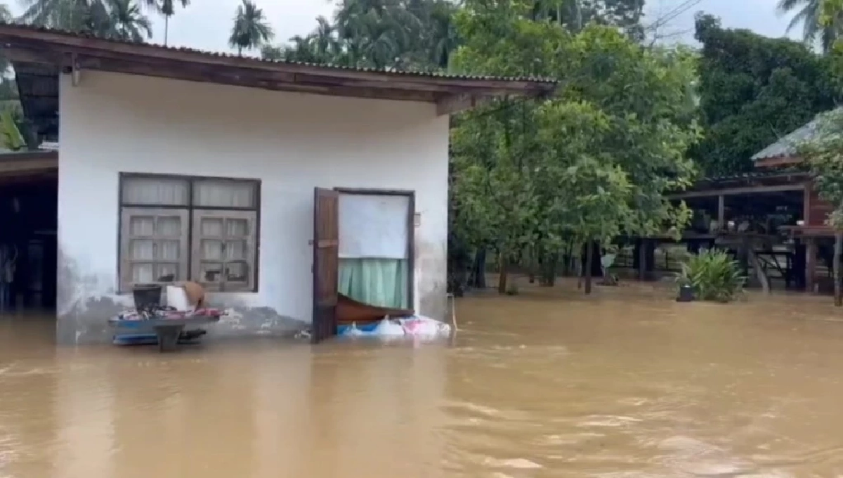"น้ำป่าไหล" สมทบอีกครั้ง ทำให้น้ำท่วมพัทลุง ขณะที่น้ำสปริงเวย์อ่างเก็บน้ำล้นด้วย