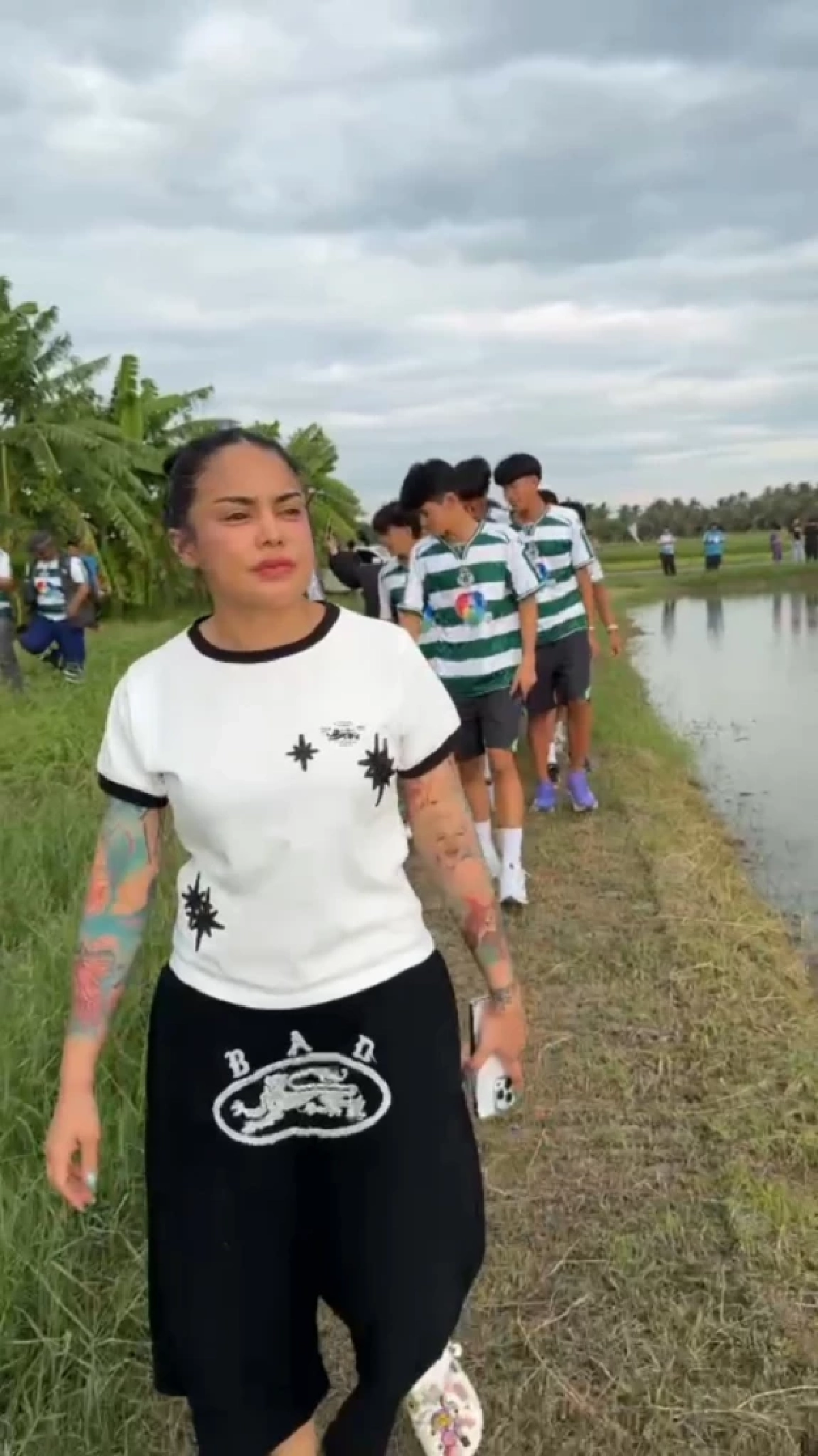 ไม่ได้แค่พูด! "พิมรี่พาย" ลงพื้นที่เองลุยสร้าง "สนามเพื่อนรักหมอนทอง"